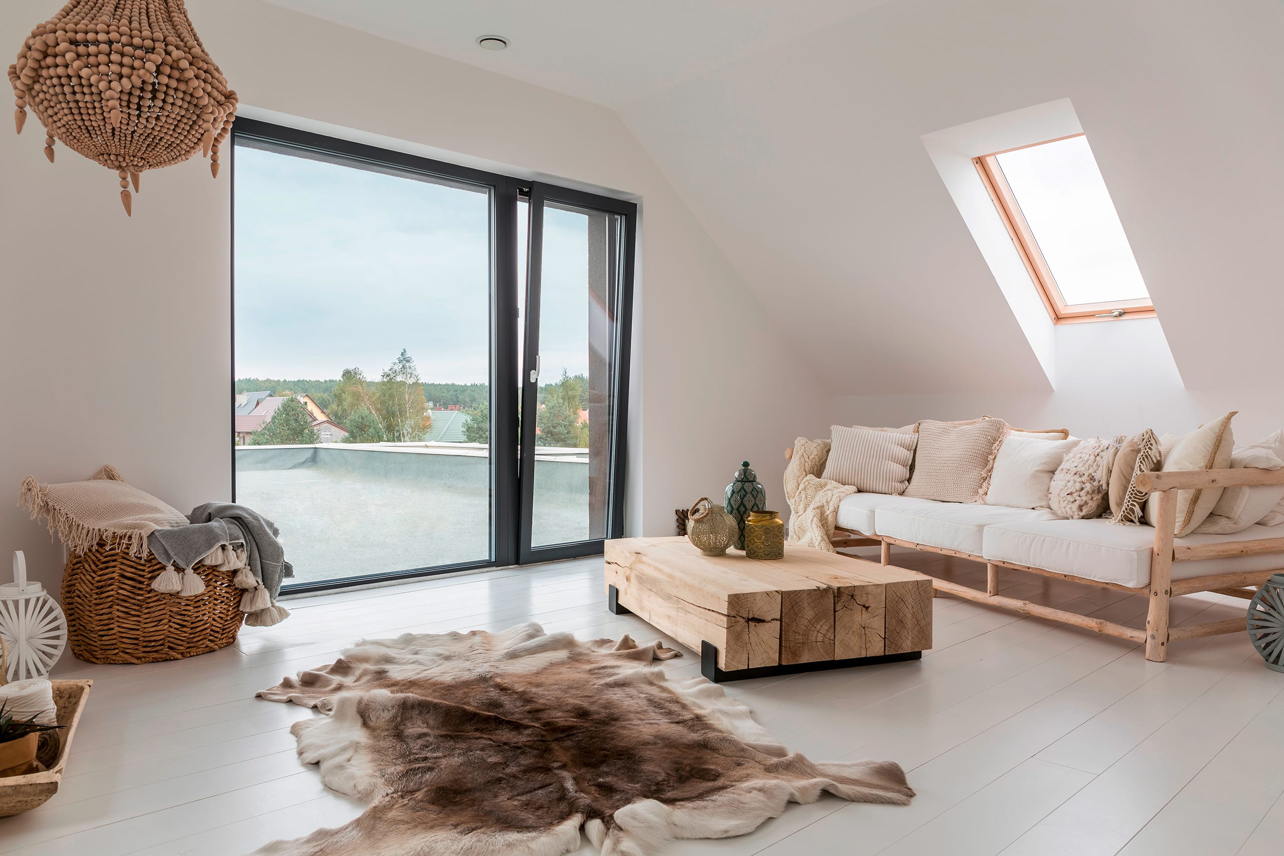 Modernes Zimmer im Boho-Chick im Dachgeschoss mit großer Terrassentür.