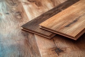 Vinyl-Laminatboden mit flexiblen Quarzplatten über einer natürlichen, schallabsorbierenden Nadelunterlage verlegt.