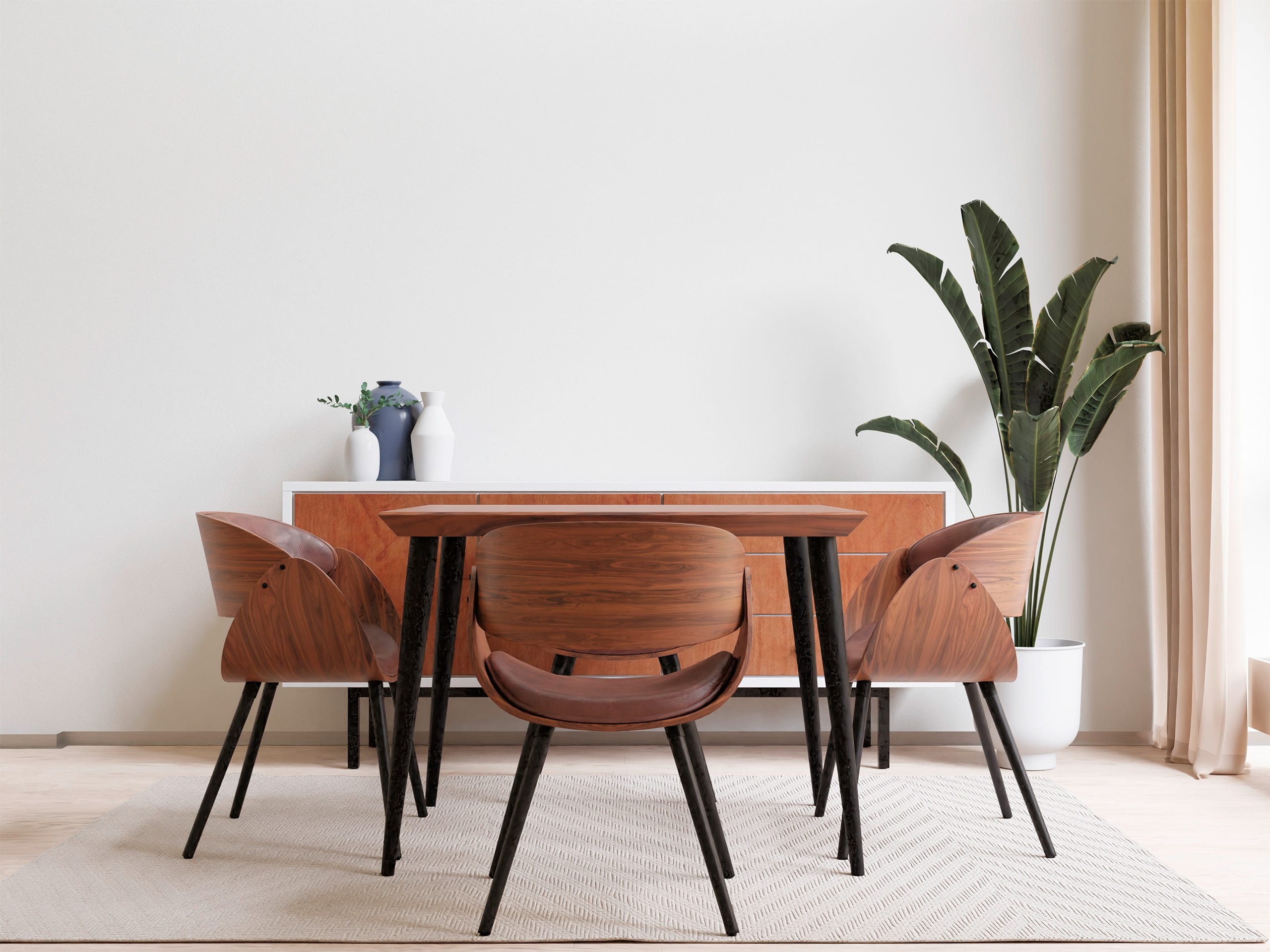 Esszimmer bzw. Essbereich mit einem quadratischen Tisch inkl. Tischplatte aus Holz, sowie 4 Stühlen und mit dahinter platziertem Sideboard.