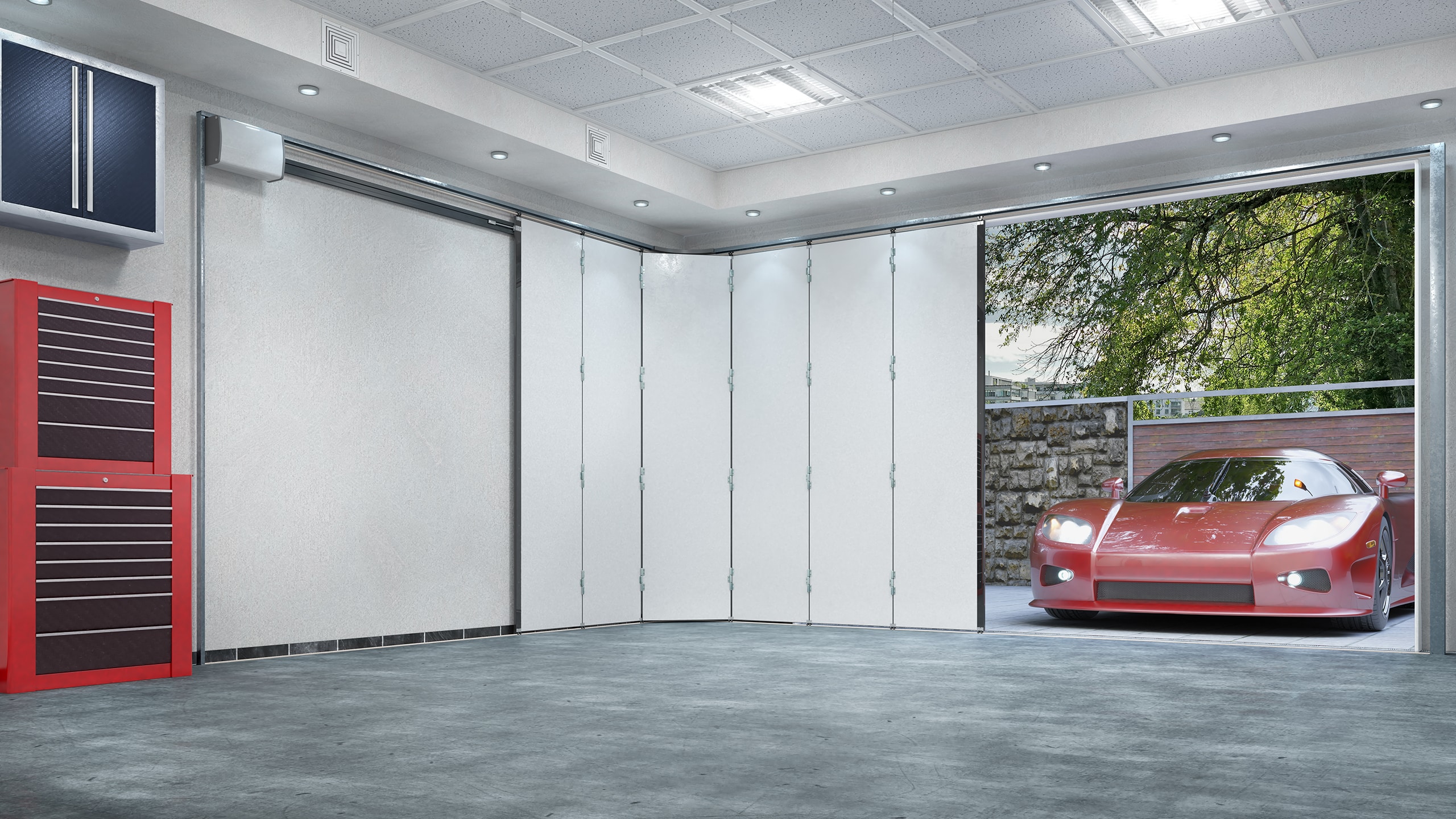 Luxusauto parkt vor der Garage, bis das Seiten-Sektionaltor ganz offen ist, um in die Garage fahren zu können.