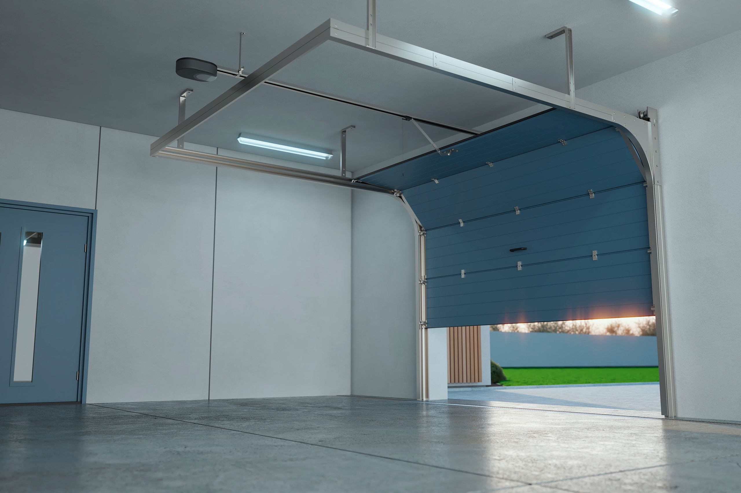 Innenansicht einer modernen Garage mit einem sich gerade öffnendem Decken-Sektinaltor.
