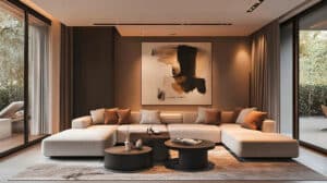 Modernes, hochwertiges Wohnzimmer mit neutraler Farbpalette, sanfter Beleuchtung und sorgfältig ausgewählter Dekoration. Ein bequemes Sofa, ein stilvoller Couchtisch und ein abstraktes Gemälde an der Wand schaffen eine perfekte Atmosphäre.