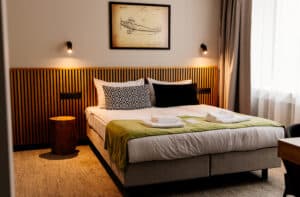 Akustikpaneele aus Holz und Filz im Sprossenlook fügen sich in jede Raumsituation optisch ein und können auch als Kopfteil / Headboard eines Bettes fungieren.